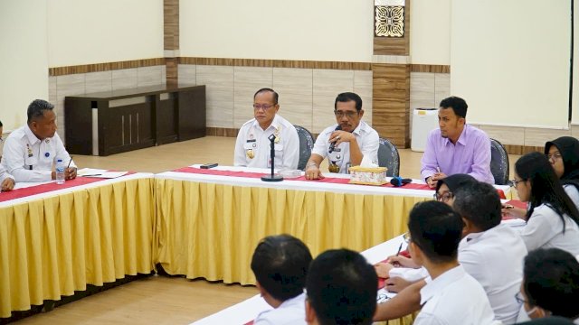 Kakanwil Kemenkumham Sulsel Liberti Sitinjak saat memberikan arahan di sela-sela pertemuan bersama jajaran pengelola keuangan, di Aula Kanwil Kemenkumham Sulsel, Rabu, (20/09). (Dok. Humas Kanwil Kemenkumham Sulsel)