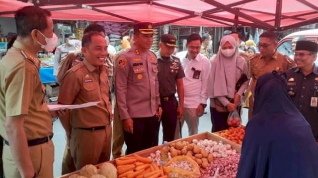 Disdag Pemkot Parepare bersama Kapolres dan Bulog Turun di Pasar Pastikan Stok Beras Aman