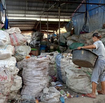Logam Berat Ancam Pemulung Perempuan di TPA Antang Makassar