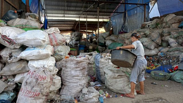Seorang pemulung perempuan saat memilah sampah di lokasi pengelolaan sampah di TPA Antang Makassar, Kamis, (31/08/2023). (Dok. Chaerani/Republiknews.co.id)