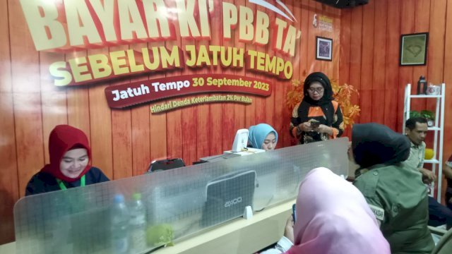 Suasana layanan pembayaran PBB di booth milik Bapenda Makassar di acara Makassar Internasional Eight Festival and Forum (F8). (Foto: Istimewa)