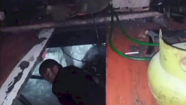Tangkapan layar rekaman video amatir saat crew kapal terlihat di ruang mesin km Andi Saputra mengalami yang kebocoran parah. (Istimewa)