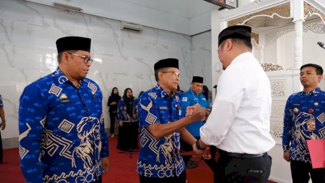 Bupati Gowa Adnan Purichta Ichsan saat memberikan SPP Abdul Karim Dania sebagai Plh Sekretaris Daerah Kabupaten Gowa, dan Taufiq Mursad sebagai Plt Dinas Perdagangan dan Perindustrian Kabupaten Gowa, di sela-sela Pencerahan Qalbu Jum'at Ibadah, di Mesjid Agung Syekh Yusuf, Jum'at (01/09/2023). (Dok. Humas Gowa)