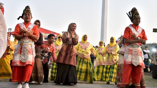 Bupati Luwu Utara Indah Putri Indriani menari bersama kontingen PKK Luwu Utara saat pembukaan Jambore PKK Tingkat Provinsi di Belopa Kabupaten Luwu.