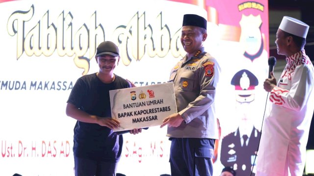 Polda Sulsel memberikan bantuan umrah kepada salah satu Komunitas Motor di Makassar yang diberangkatkan melalui Travel Umrah PT Arrafsyah Safari Haramain. (Dok. Istimewa)