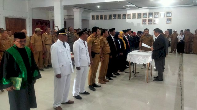 Bupati Muna Rusman Emba, saat melntik Pejabat Eselon II, III dan IV, Senin (04/09/2023). (Foto: Rustam / Republiknews.co.id)