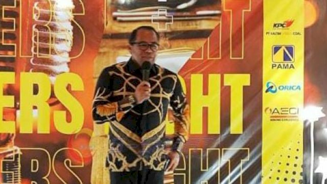 Wakil Bupati Kutai Timur Kasmidi Bulang, memberikan sambutan saat Miners Nigth garapan Perhimpunan Ahli Pertambangan Indonesia (PERHAPI) Kutim, Sabtu (26/08/2023). (Istimewa)