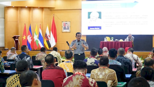 Kakanwil Kemenkumham Sulsel Liberti Sitinjak saat menjadi narasumber pada PKA Angkatan IX dan X lingkup Puslatbang KMP LAN, kemarin. (Dok. Humas Kanwil Kemenkumham Sulsel)