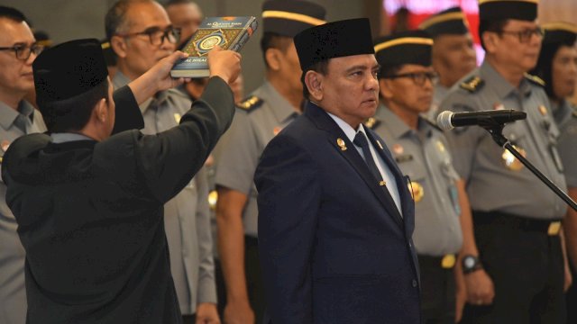 Sekretaris Jenderal Kemenkumham RI Komjen Pol. (P) Andap Budhi Revianto saat resmi dilantik sebagai ASN oleh Menteri Hukum dan HAM, Yasonna H. Laoly, di Gedung Graha Pengayoman, Senin (04/09/2023). (Istimewa)