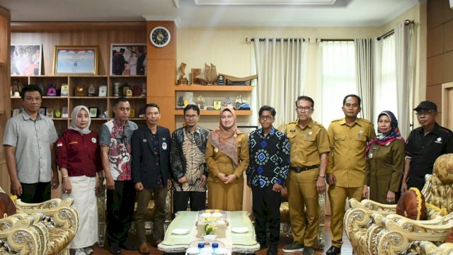 Bupati Luwu Utara Indah Putri Indriani foto bersama tim Penerimaan Fact Finding Pemilihan Pemuda Pelopor Tingkat Nasional Tahun 2023 di ruang kerjanya.