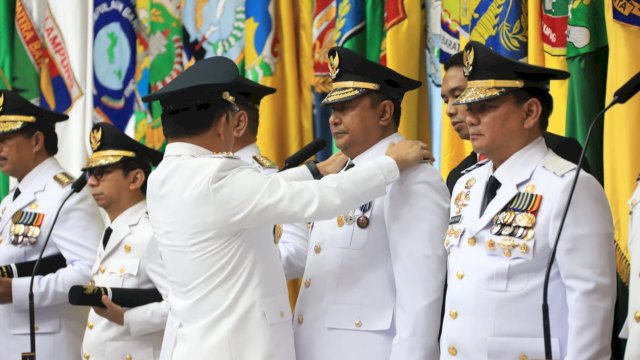 Bahtiar Baharuddin saat dipakaikan tanda pangkat oleh Menteri Dalam Negeri Tito Karnavian, setelah resmi dilantik sebagai Pj Gubernur Sulsel. (Istimewa)