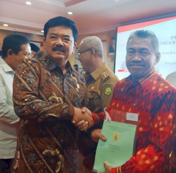 Wabup Muna Bachrun Terima 10 Sertifikat Tanah Dari Menteri ATR/BPN Hadi Tjahjanto