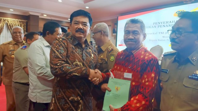 Wakil Bupati Muna, Bachrun Labuta, saat menerima Sertifikat Aset dari Menteri ATR/BPN Hadi Tjahjanto, Selasa (04/09/2023). (Foto: Istimewa)