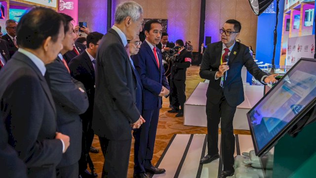 Direktur Utama PT PLN Darmawan Prasodjo (kanan) memaparkan langkah PLN mengakselerasi pengembangan EBT sebagai upaya mencapai Net Zero Emission dan showcase PLTS Terapung Cirata di Jawa Barat kepada Presiden RI Joko Widodo, dan pimpinan-pimpinan negara ASEAN dalam acara ASEAN Indo-Pacific Forum (AIPF) di Hotel Mulia, Jakarta, Selasa (5/9/2023). (Dok. Humas PLN UIP Sulawesi)