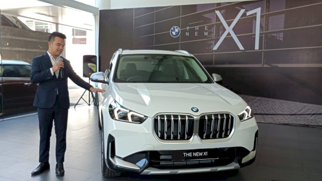 Certified BMW Group Retail Trainer & Product Genius Axel Julio saat menjelaskan keunggulan BMW X1, di sela-sela Peluncuran All-New BMW X1, di Kantor Cabang BMW Astra Makassar, Rabu, (06/09/2023). (Dok. Chaerani/Republiknews.co.id)