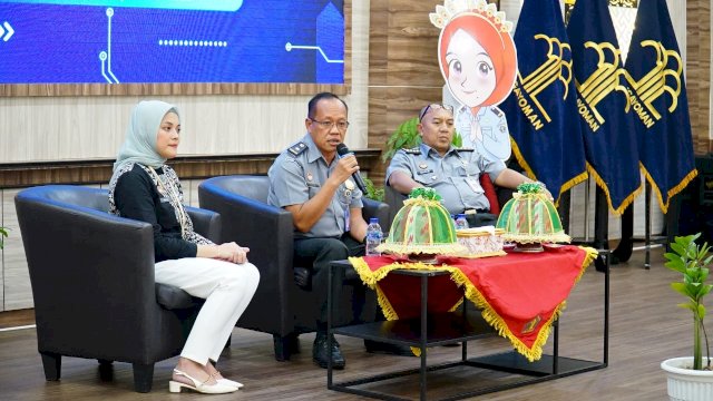 Kepala Divisi Keimigrasian Kanwil Kemenkumham Sulsel Jaya Saputra saat memberikan arahan pada Supervisi Layanan Teknologi Informasi dan Training of Trainer (ToT), di Aula Kanwil Kemenkumham Sulsel, Rabu (06/09/2023). (Dok. Humas Kanwil Kemenkumham Sulsel)