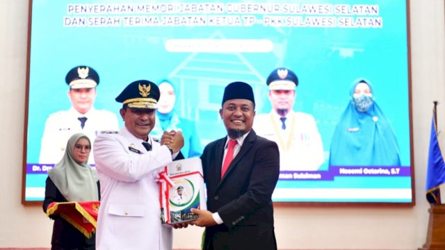 Penyerahan Memori Akhir Masa Jabatan Gubernur Sulsel dari Andi Sudirman Sulaiman ke Bahtiar Baharuddin, Rabu (06/09/2023). (Istimewa)