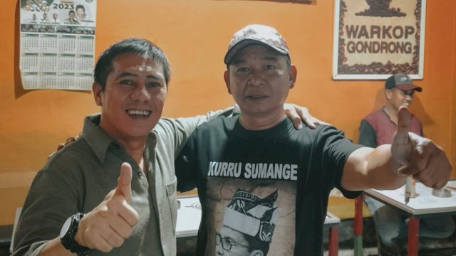 Bacaleg DPR RI, Syamsu Rizal (Deng Ical) bersama salah seorang warga Tinumbu. (Istimewa)