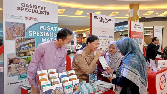 Salah satu pengunjung saat mencari informasi layanan kesehatan di salah satu tenant rumah sakit yang hadir di MHExpo 2023 Makassar, yang berlangsung di Atrium TSM Makassar. Pameran rumah sakit dari Malaysia ini akan hadir selama empat hari atau sejak 7 hingga 10 September 2023. (Chaerani/Republiknews.co.id)