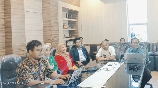 Jajaran Subbidang Penyuluhan Hukum, Bantuan Hukum, dan JDIH Kanwil Kemenkumham Sulsel saat mengikuti Sosialisasi Jaringan Dokumentasi Informasi Hukum Nasional (JDIHN) serta Kompetisi Content Creator Pembangunan Hukum (Legal Development Content Creator Awards/LDCC) Tahun 2023 secara daring, di Ruang Rapat Law and Humas Rights Center, Kanwil Kemenkumham Sulsel, Kamis (07/09). (Dok. Humas Kanwil Kemenkumham Sulsel)
