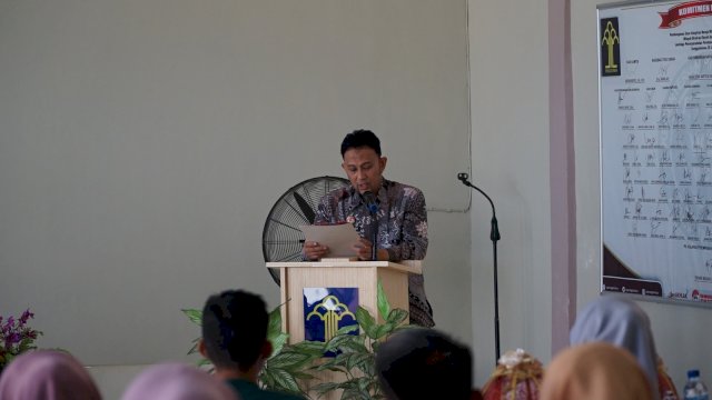 Plt Kadivpas Kanwil Kemenkumham Sulsel Hernadi saat hadir pada Penutupan Rehabilitasi Sosial WBP Lembaga Pemasyarakatan Perempuan (LPP) Kelas II A Sungguminasa, di Aula LPP Sungguminasa, Jumat (08/09/2023). (Dok. Humas Kanwil Kemenkumham Sulsel)