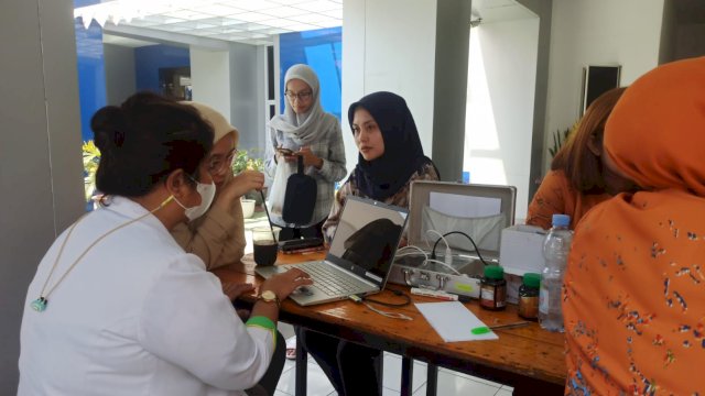 Sejumlah pegawai Kanwil Kemenkumham Sulsel saat mengikuti pemeriksaan kesehatan gratis yang disiapkan bekerja sama dengan Kimia Farma, di pelataran Kanwil Kemenkumham Sulsel, kemarin. (Dok. Humas Kanwil Kemenkumham Sulsel)