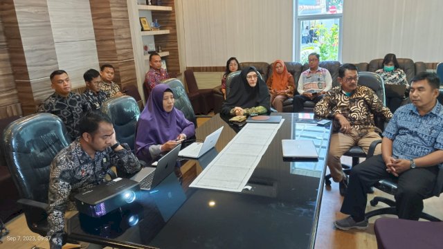 Suasana rapat harmonisasi produk hukum daerah yang dilakukan Tim Kanwil Kemenkumham Sulsel bersama pemerintah daerah terkait di Ruang Law and Human Rights Center, Kanwil Kemenkumham Sulsel, kemarin. (Dok. Humas Kanwil Kemenkumham Sulsel)