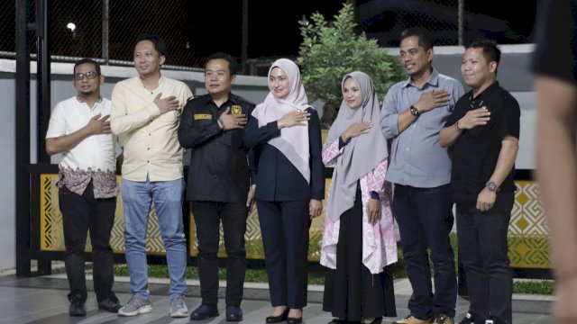 Bupati Luwu Utara Indah Putri Indriani (tengah) foto bersama Ketua KPU Sulsel Hasbullah dan Komisioner KPU Luwu Utara.