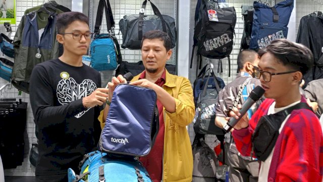 Chief Executive Officer (CEO) Torch Indonesia Ben Wirawan saat memperkenalkan salah satu produk tas terbaiknya kepada pengunjung di sela-sela Grand Opening Torch Store Makassar, di Nipah Park Makassar, Lantai UG Nomor 23, Sabtu, (09/09/2023). (Dok. Chaerani/Republiknews.co.id)