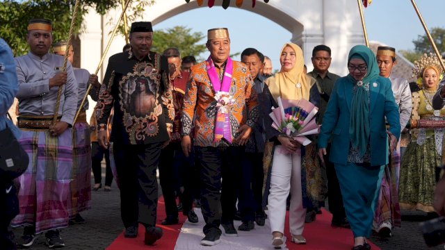 Pj Gubernur Sulsel Bahtiar Baharuddin, bersama Pj Ketua PKK Sulsel Sofha Marwah Bahtiar, berjalan memasuki Rumah Jabatan Bupati Bone, Sabtu (09/09/2023). (Istimewa)