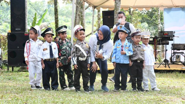 Bupati Luwu Utara Indah Putri Indriani saat ikut memeriahkan Hari Anak Nasional di Kawasan Wisata Tirosoe. Sabtu 09/09/2023)