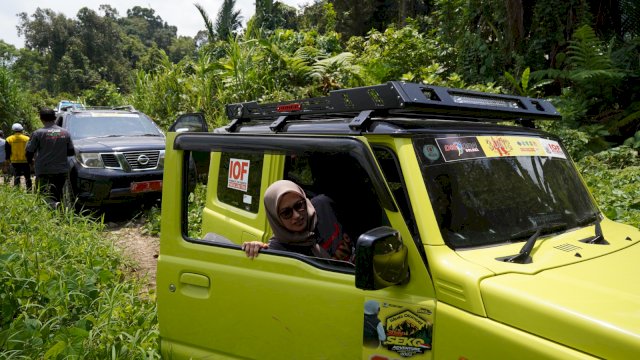 Bupati Luwu Utara Indah Putri saat berada di jalur Over Land.