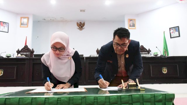 Bupati Luwu Utara Indah Putri Indriani bersama Wakil Ketua DPRD Kabupaten Luwu Utara menandatangani menyetujui Rancangan Peraturan Daerah (Ranperda) Pajak Daerah dan Retribusi Daerah. 