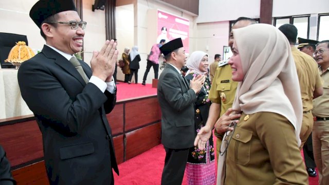 Bupati Luwu Utara Indah Putri Indriani saat memberi ucapan selamat kepada Rusbiantoro usai dikukuhkan sebagai Kepala Wilayah BPKP Sulawesi Selatan di Kantor Gubernur Sulsel. Senin (11/09/2023)