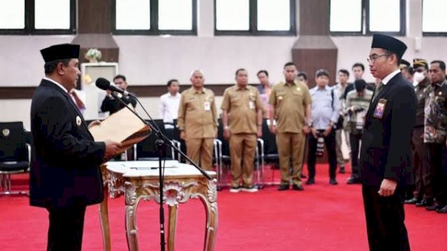 Pj Gubernur Sulsel Bahtiar Baharuddin, saat mengukuhkan Muhammad Risbiantoro sebagai Kepala Perwakilan BPKP Sulsel, Senin (11/09/2023). (Istimewa)