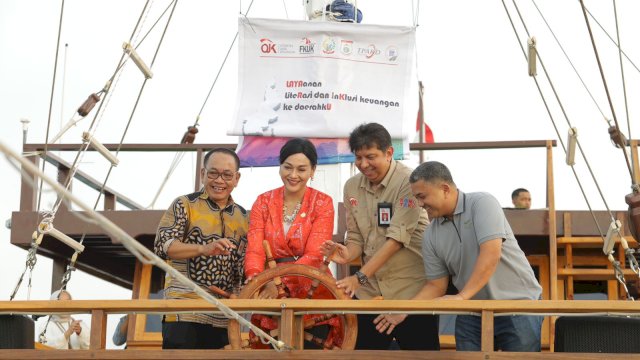 Kepala Eksekutif Pengawas Perilaku Pelaku Usaha Jasa Keuangan, Edukasi dan Pelindungan Konsumen OJK Friderica Widyasari Dewi (kedua kiri) bersama Asisten II Perekonomian dan Pembangunan Provinsi Sulawesi Selatan Ichsan Mustari, Kepala OJK Sulselbar Darwisman (kedua kanan) beserta perwakilan anggota FKIJK Sulselbar saat meresmikan program LAYARKU yang berlangsung di atas Kapal Phinisi yang berlayar di wilayah perairan Selat Makassar, kemarin. (Dok. Humas OJK Sulselbar)
