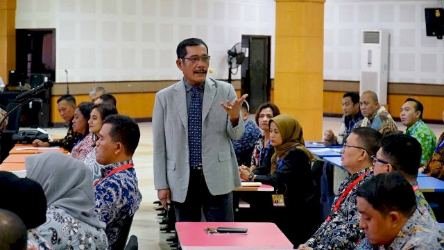 Kakanwil Kemenkumham Sulsel Liberti Sitinjak saat menjadi narasumber pada Pelatihan Kepemimpinan Pengawas (PKP) Angkatan III dan IV, di Aula Pusat Pelatihan dan Pengembangan dan Kajian Manajemen Pemerintahan, Senin, (11/09). (Dok. Humas Kanwil Kemenkumham Sulsel)