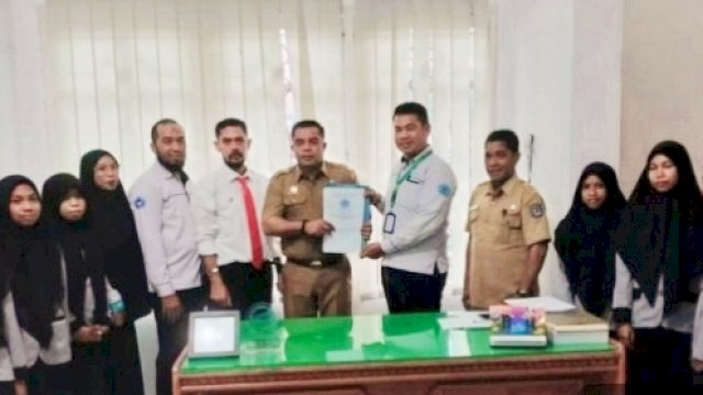 Kepala Dinas Kominfo Statistik-SP Kabupaten Muna, Muhamad Haidar bersama Kepala SMKS Karya Persada Muna, Riki, usai menandatangani MoU. (Istimewa)