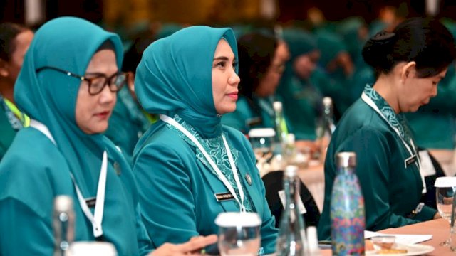 Pj Ketua TP PKK Sulsel Sofha Marwah Bahtiar (tengah), saat menghadiri Rakornas TP PKK Se-Indonesia Tahun 2023, Senin (11/09/2023). (Istimewa)
