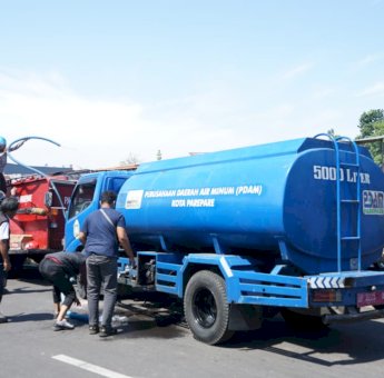 PAM Tirta Karajae Turunkan Dua Armada Tangki Air Bantu Damkar Padamkan Api di Lokasi Kebakaran