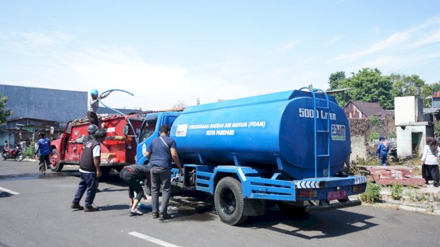 PAM Tirta Karajae Turunkan Dua Armada Tangki Air Bantu Damkar Padamkan Api di Lokasi Kebakaran