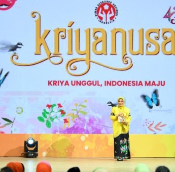 Sofha Marwah Tampil Anggun Padukan Baju Bodo dan Sarung Lagosi di Pameran Kriyanusa