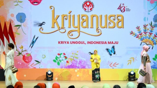 Sofha Marwah Tampil Anggun Padukan Baju Bodo dan Sarung Lagosi di Pameran Kriyanusa