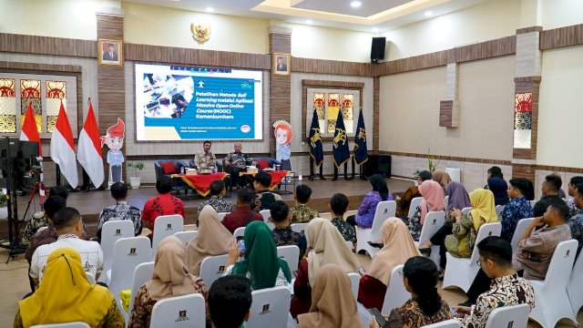 Sejumlah pegawai saat mengikuti Pelatihan Metode Self Learning melalui Aplikasi Massive Online Open Course (MOOC), di Aula Bhineka Tunggal Ika, Kanwil Kemenkumham Sulsel, Kamis (14/09/2023). (Dok. Humas Kanwil Kemenkumham Sulsel)