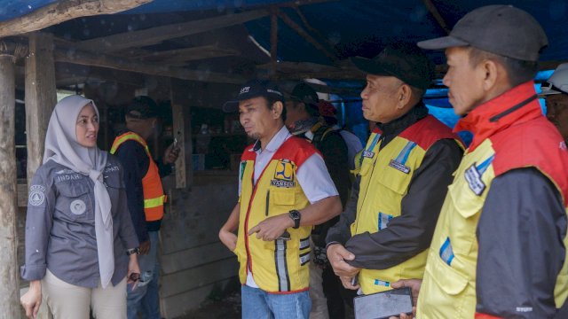 Bupati Luwu Utara Indah Putri Indriani berbincang dengan pihak Balai Jalan saat meninjau langsung pengerjaan ruas jalan Rongkong - Seko. 