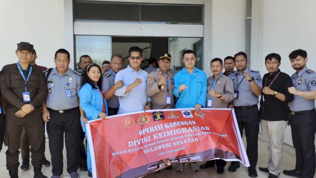 Tim Timpora Kanwil Kemenkumham Sulsel saat melakukan Operasi Gabungan Terpadu yang dilakukan di PT. Ganggang Laut Biota (GBL) Kecamatan Suppa, Kabupaten Pinrang, kemarin. (Dok. Humas Kanwil Kemenkumham Sulsel)