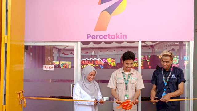 General Manager Loon Art Media Fathur Riyadi Rahmat (tengah) didampingi Manager Percetakin Indonesia Anugrah Setiawati (kiri) dan Manager Loon Art Event Obet Wanda saat melakukan pengguntingan pita tanda persemian Percetakin Indonesia, di Jalan Kumala, Komp. Ruko Kemala, No, 7, Makassar, Jumat, (15/09/2023). (Dok. Chaerani/Republiknews.co.id)