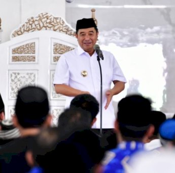 Pj Gubernur Bahtiar Salat Jumat di Masjid Syekh Yusuf, Silaturahmi dengan Warga Gowa