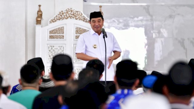 Pj Gubernur Sulsel Bahtiar Baharuddin, memberikan arahan saat Salat Jumat di Masjid Agung Syekh Yusuf, Sungguminasa, Jumat (15/09/2023). (Istimewa)