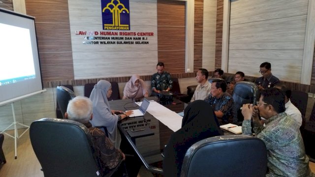 Tim Perancang Perundang-undangan pada Subbidang FPPHD Kanwil Kemenkumham Sulsel saat melakukan harmonisasi produk hukum daerah pada salah satu pemerintah daerah di Sulsel, kemarin. (Dok. Humas Kanwil Kemenkumham Sulsel)